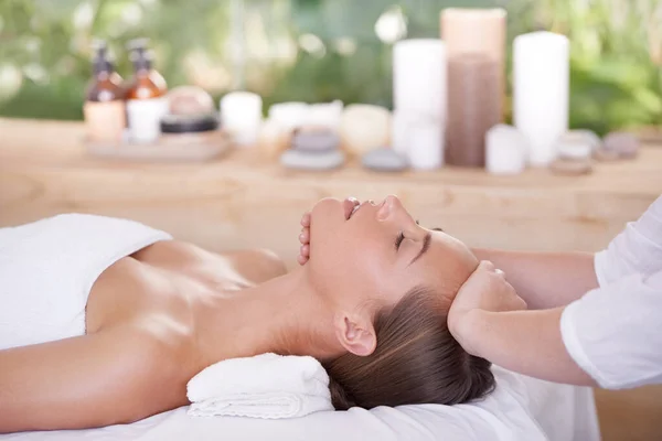 Dit is perfecte ontspanning. Een jonge vrouw op een massagetafel in een spa. — Stockfoto