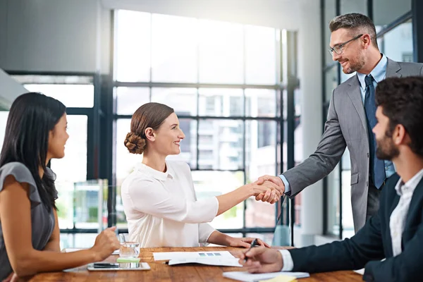 Ik weet dat je een grote aanwinst voor het bedrijf zal zijn. Gesneden opname van twee zakenmensen die elkaar de hand schudden tijdens een vergadering in de bestuurskamer. — Stockfoto