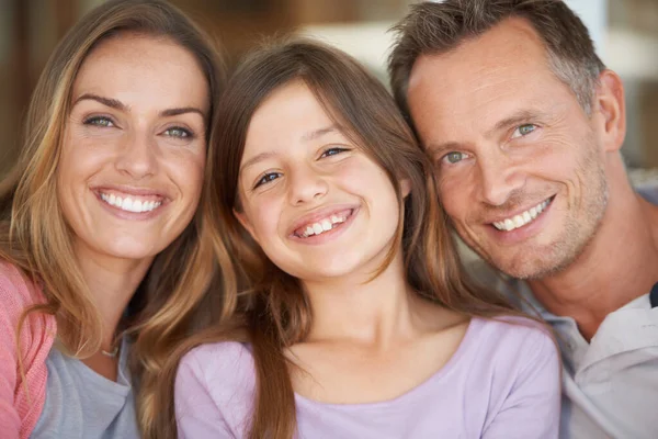 Ze laten me er zo goed uitzien. Portret van een kleine familie die gelukkig lacht terwijl ze samen tijd doorbrengen. — Stockfoto