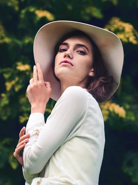 Láttál már ennél elbűvölőbb szépséget? Egy csinos fiatal nő portréja, aki elegáns kalapot visel a szabadban.. — Stock Fotó
