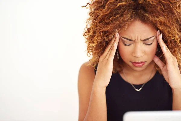 Diese Kopfschmerzen verschwinden einfach nicht. Aufnahme einer jungen Geschäftsfrau, die bei der Arbeit unter Kopfschmerzen leidet. — Stockfoto