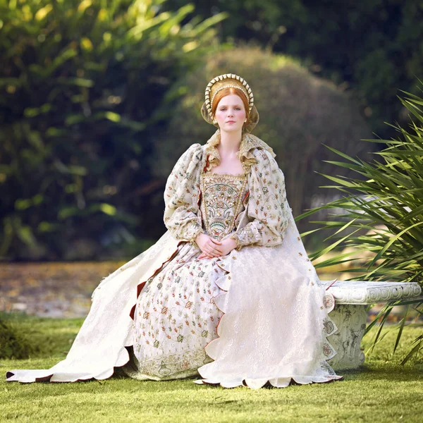 Esperando a su rey. Retrato de una mujer noble sentada al aire libre en terrenos del palacio. — Foto de Stock