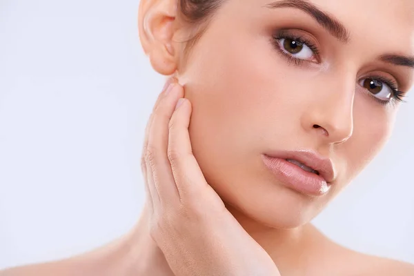 Perfecte schoonheid. Gesneden studio portret van een mooie jonge vrouw met een vlekkeloze huid. — Stockfoto