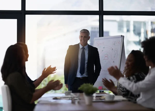 Es el mejor líder de este equipo. Disparo de un equipo de empresarios siluetas que asisten a una reunión en la sala de juntas. — Foto de Stock