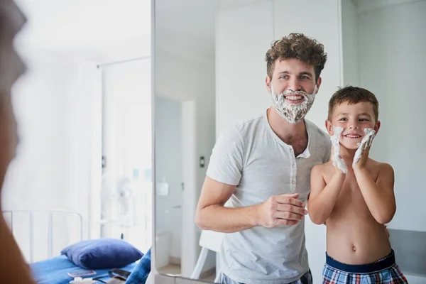 Dělám to správně, tati. Zastřelen, jak otec učí svého malého syna, jak se doma holit v koupelně. — Stock fotografie