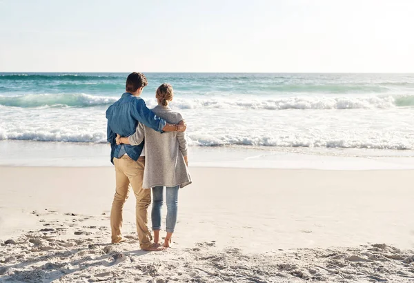 Eksyn luonnon kauneuteen. Kuvattu keski-ikäinen pari viettää päivän rannalla. — kuvapankkivalokuva