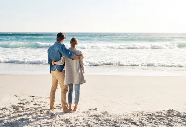 Verdwalen in de schoonheid van de natuur. Foto van een echtpaar van middelbare leeftijd dat de dag doorbrengt op het strand. — Stockfoto