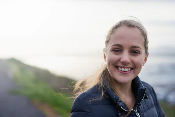 Vivre ma vie. Portrait d'une jeune femme séduisante profitant de la journée en plein air. — Photo