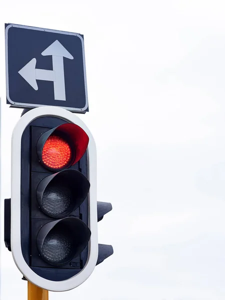 Signalerar att sluta. Skott av trafikljus mot en grå himmel. — Stockfoto