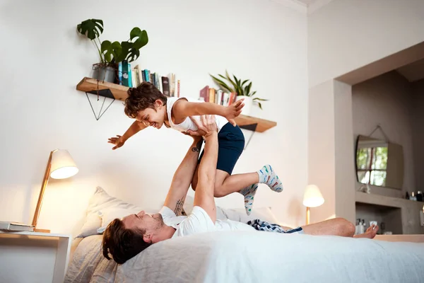 これは甘い夢が作られているものです。寝る前に男と彼の息子のショットは遊び心がある. — ストック写真