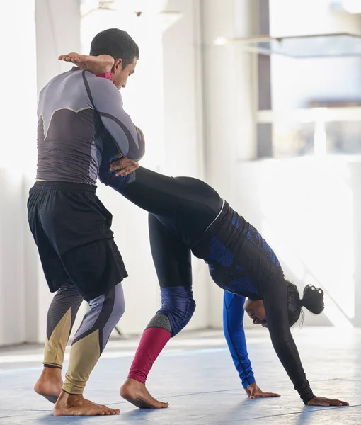 Hes a hands-on type of sensei. Full length shot of a jiu jitsu sensei sparring with one of his students during a class. — ストック写真