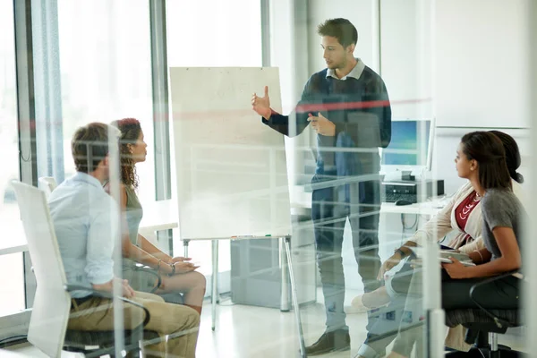 Teilen Sie seine Vision mit dem Team. Aufnahme einer Gruppe von Kollegen beim Brainstorming in einem Büro. — Stockfoto