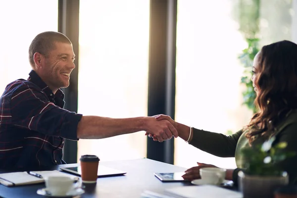 Es un placer hacer negocios con usted. Disparo de dos empresarios alegres estrechando la mano después de una reunión en una sala de juntas. —  Fotos de Stock