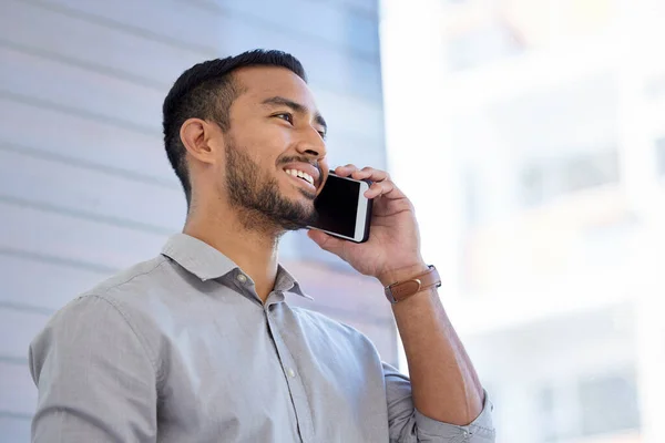 Chamar um contacto para ajudar no seu sucesso. Tiro de um jovem empresário falando em um celular em um escritório. — Fotografia de Stock
