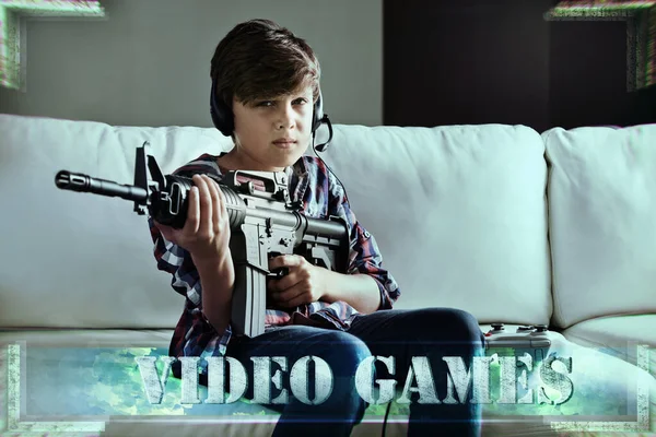 Bloqueo y tiempo de carga. Shot of a young boy playing violent video games. —  Fotos de Stock