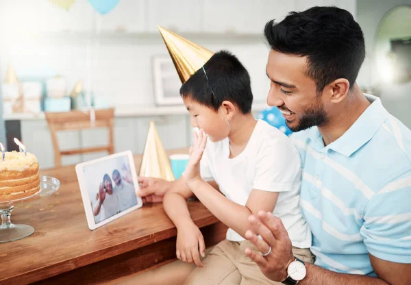 .. Fotografía de un padre y un hijo usando una tableta digital juntos en casa. — Foto de Stock