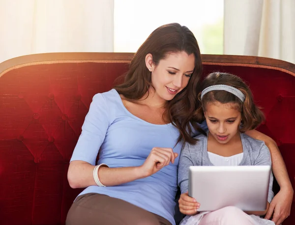 Le sto insegnando il modo giusto di usare la tecnologia. Ritagliato foto di una madre e sua figlia utilizzando un tablet digitale. — Foto Stock