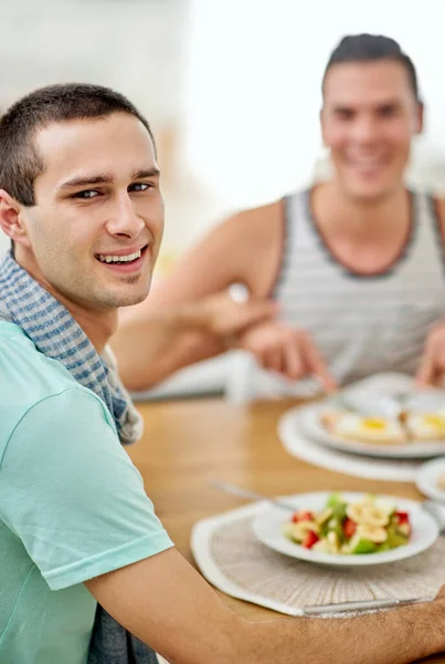 Casais que comem juntos, ficam juntos. Retrato de um casal gay almoçando juntos. — Fotografia de Stock