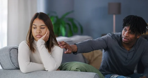 Deja que te lo compense. Un disparo de una joven pareja discutiendo en casa. — Foto de Stock