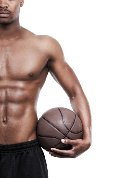 Le corps d'un athlète. Plan recadré d'un joueur de basket debout torse nu en studio. — Photo