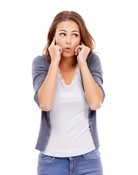 Wow, das ist laut. Lässig gekleidete Frau blockiert ihre Ohren - isoliert auf weiß. — Stockfoto