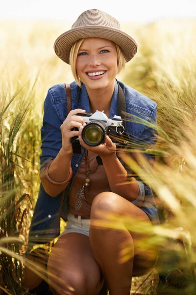 Warten auf den perfekten Schuss. Porträt einer attraktiven jungen Frau mit Kamera. — Stockfoto