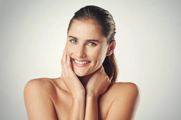 Schoonheid verpersoonlijkt. Studio shot van een mooie jonge vrouw poseren tegen een grijze achtergrond. — Stockfoto