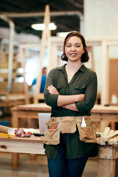 Making things is my favorite thing to do. Cropped shot of a young female carpenter smiling at the camera. — Stock Photo, Image