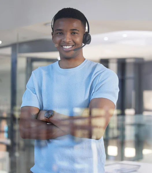 Verkoop stimuleren is waar hij het beste in is. Portret van een jonge zakenman die in een callcenter werkt. — Stockfoto