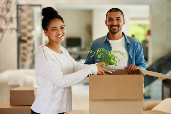 Bueno, te invito a la inauguración. Retrato de una feliz pareja joven desempacando cajas en su nuevo hogar juntos. —  Fotos de Stock