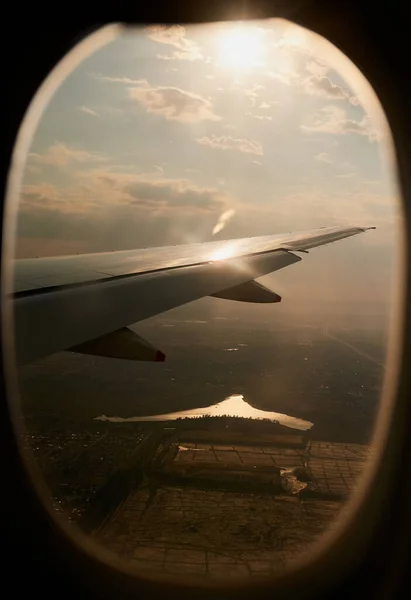 Gümüş kanatlarla havada süzülüyorlar. Görüntü bir uçak penceresinden çekilmiş.. — Stok fotoğraf