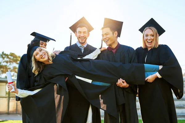 Waren ware kampioenen vandaag. Portret van een groep studenten die plezier hebben op de afstudeerdag. — Stockfoto