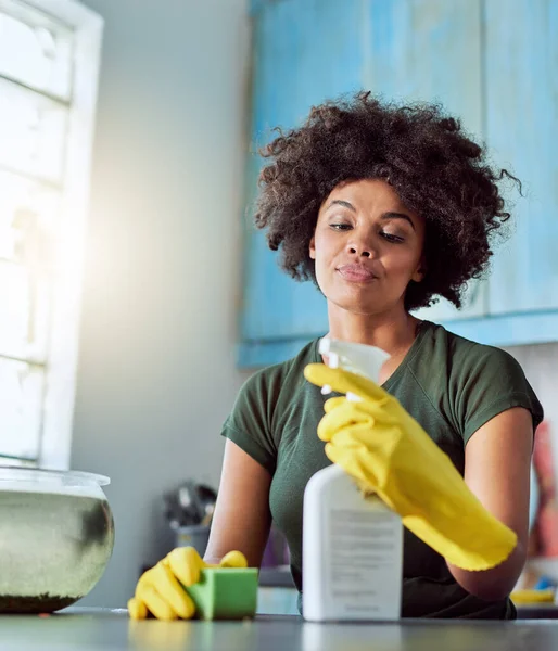 Voorjaarsschoonmaak. Gesneden schot van een aantrekkelijke jonge vrouw met gele handschoenen schoonmaken van haar huis. — Stockfoto