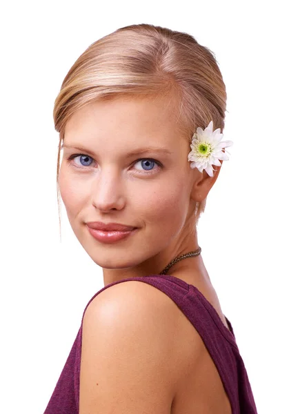 Τέλεια τέλεια. Studio πορτρέτο μιας όμορφης νεαρής γυναίκας με ένα λουλούδι στα μαλλιά της απομονωμένο σε λευκό. — Φωτογραφία Αρχείου