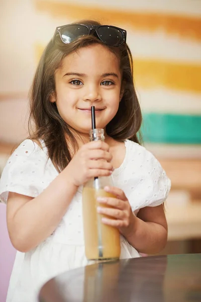 Qué refrescante. Foto de una adorable niña disfrutando de una bebida fría en un café. — Foto de Stock