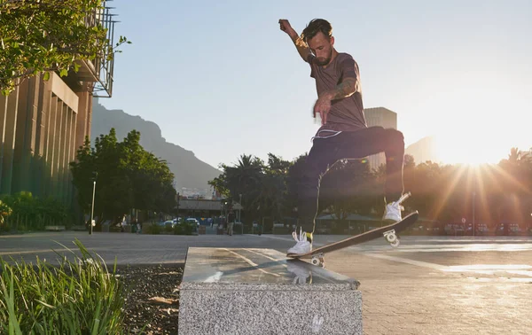 Ik beschouw skateboarden als een kunstvorm. Schot van een jongeman die schaatst in de stad.. — Stockfoto