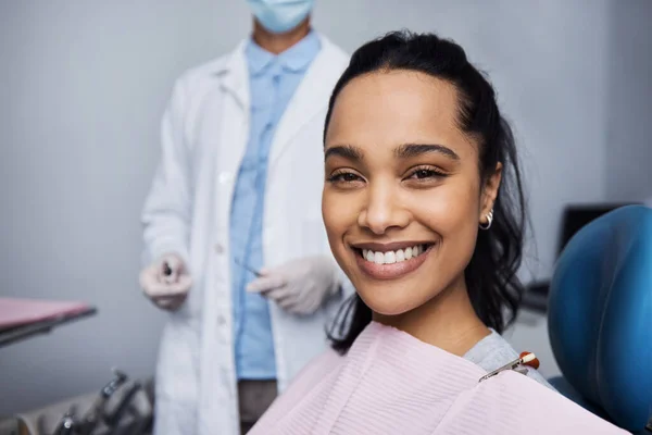 Vedi cosa può fare una buona salute dentale per il tuo sorriso. Ritratto di una giovane donna che si fa fare il lavoro dentale sui denti. — Foto Stock