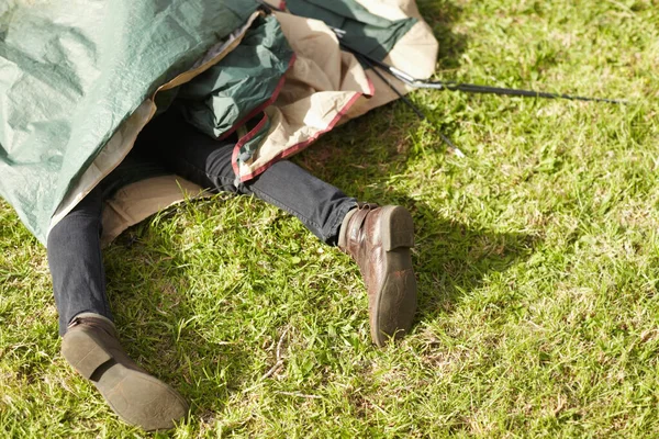 露营的灾难。困在帐篷里的人的腿的剪影. — 图库照片