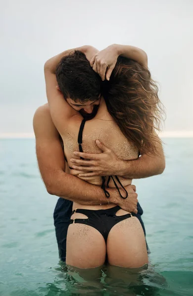 Nos enamoramos todos los días. Foto de una pareja cariñosa pasando algún tiempo en el agua. — Foto de Stock