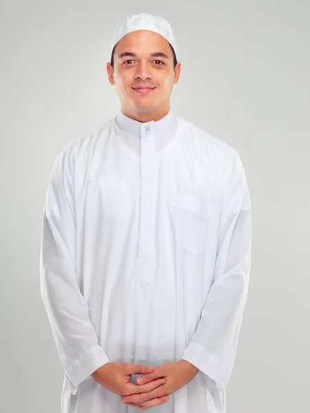 La tradición es importante para mí. Retrato de estudio de un joven árabe. —  Fotos de Stock