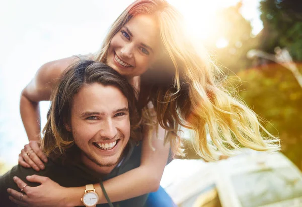 L'amour te libérera. Portrait d'un jeune couple heureux profitant d'une balade en plein air. — Photo