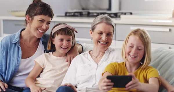 Zeg nu kaasmoeder. Opname van een oma die een selfie maakte met haar dochter en kleindochters. — Stockfoto