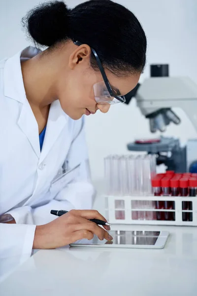 Analyse ihrer Erkenntnisse. Schnappschuss einer attraktiven jungen Wissenschaftlerin, die in ihrem Labor arbeitet. — Stockfoto