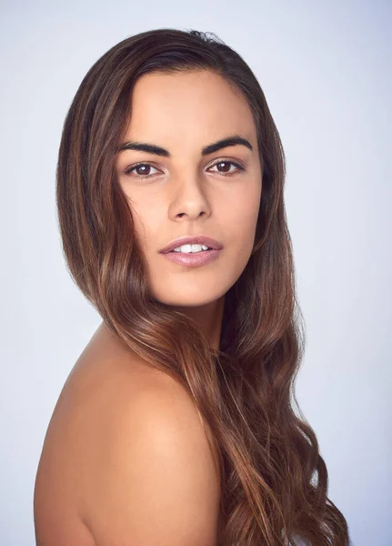 Ella define la palabra hermosa. Estudio de una hermosa joven posando sobre un fondo púrpura. — Foto de Stock