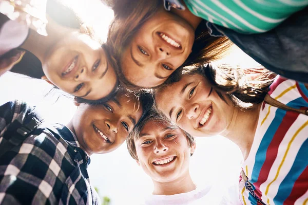 Die Zukunft gehört uns. Tieffliegerporträt einer Gruppe unterschiedlicher Schulkinder, die dicht gedrängt stehen. — Stockfoto