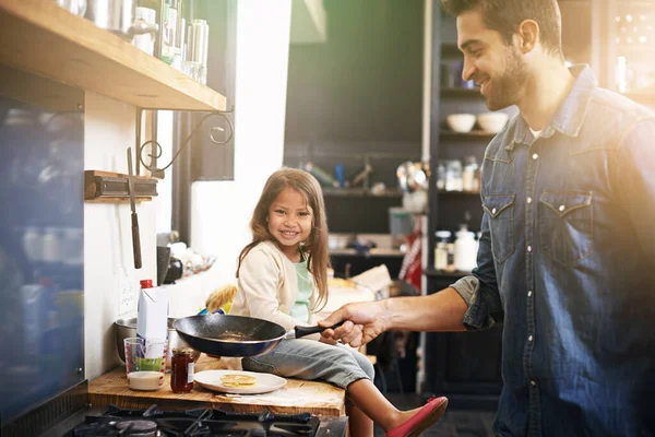 O pai faz as melhores panquecas de sempre. Tiro de um pai e filha fazendo panquecas juntos. — Fotografia de Stock