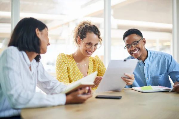 Notre société est financièrement plus en forme que jamais. Tournage d'un groupe de jeunes gens d'affaires se réunissant dans un bureau moderne. — Photo