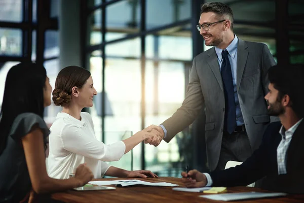 Its a pleasure to finally meet you. Shot of two businesspeople shaking hands during a meeting in the boardroom. — ストック写真