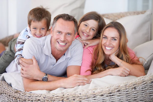Ontspannen met de familie. Portret van een gelukkig jong gezin van vier die samen op de patio zitten. — Stockfoto
