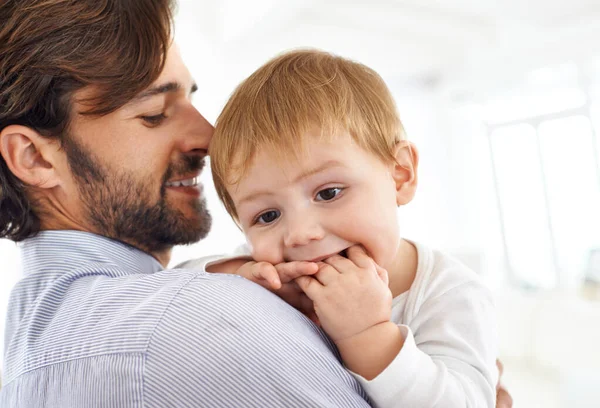 Heb je honger, jongen? Schot van een jonge vader die tijd doorbrengt met zijn kleine jongen. — Stockfoto